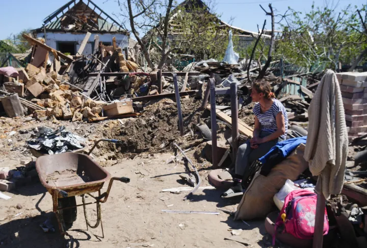 Egy lakos az oroszok által lerombolt házak között a herszoni Hola-Prisztany városban 2022. május 7-én – Fotó: Ivan Rodionov / AFP