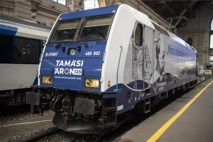 Felavatták a Tamási Áron-mozdonyt, amely Csíksomlyóra húzza a zarándokvonatokat