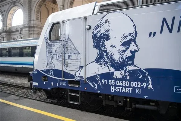 A Tamási Áron emlékév alkalmából felmatricázott TRAXX mozdony az össznemzeti zarándokvonat indulásáról tartott sajtótájékoztatón Budapesten – Balogh Zoltán/MTI