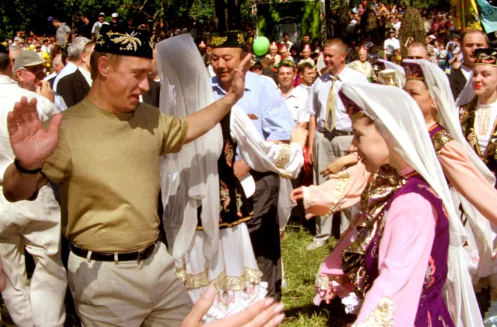 Vlagyimir Putyin első elnöki évében, 2000-ben tatár néptáncosokkal
mulat Tatárföld fővárosában, Kazanyban – Fotó: Laski Diffusion / Newsmakers via
Getty Images
