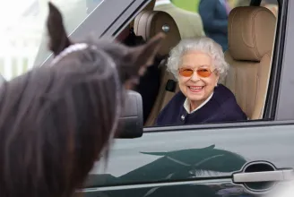 II. Erzsébet kereket cserélt, válást javasolt és konfettizáporban autózott