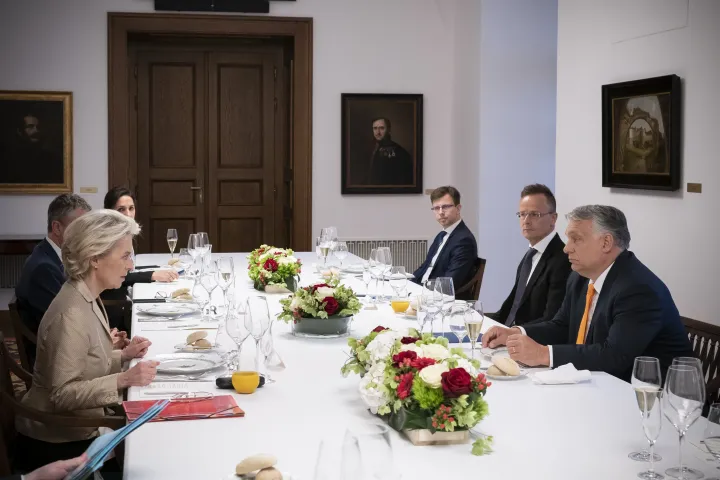 Orbán Viktor miniszterelnök (j) és Ursula von der Leyen, az Európai Bizottság elnöke (b) munkavacsora keretében tárgyal a Karmelita kolostorban az Oroszország ellen tervezett új uniós szankciókról 2022. május 9-én – Fotó: Benko Vivien Cher / Miniszterelnöki Sajtóiroda / MTI