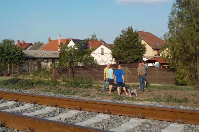 A környéken élők szerint túl közel vannak a sínek a házaikhoz – Fotó: Móra Ferenc Sándor / Telex