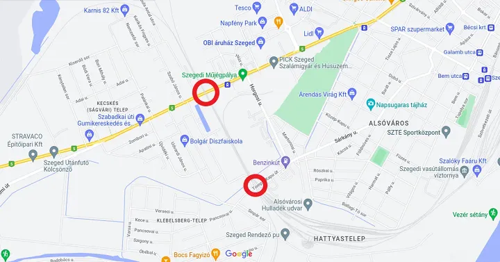 Szeged két legnagyobb forgalmú vasúti-közúti kereszteződése piros körrel jelölve – Forrás: Google Maps