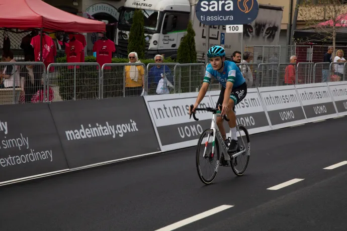 Fetter Erik a Giro d'Italia 16. szakaszának célegyenesében – Fotó: Hevesi-szabó Lujza / Telex