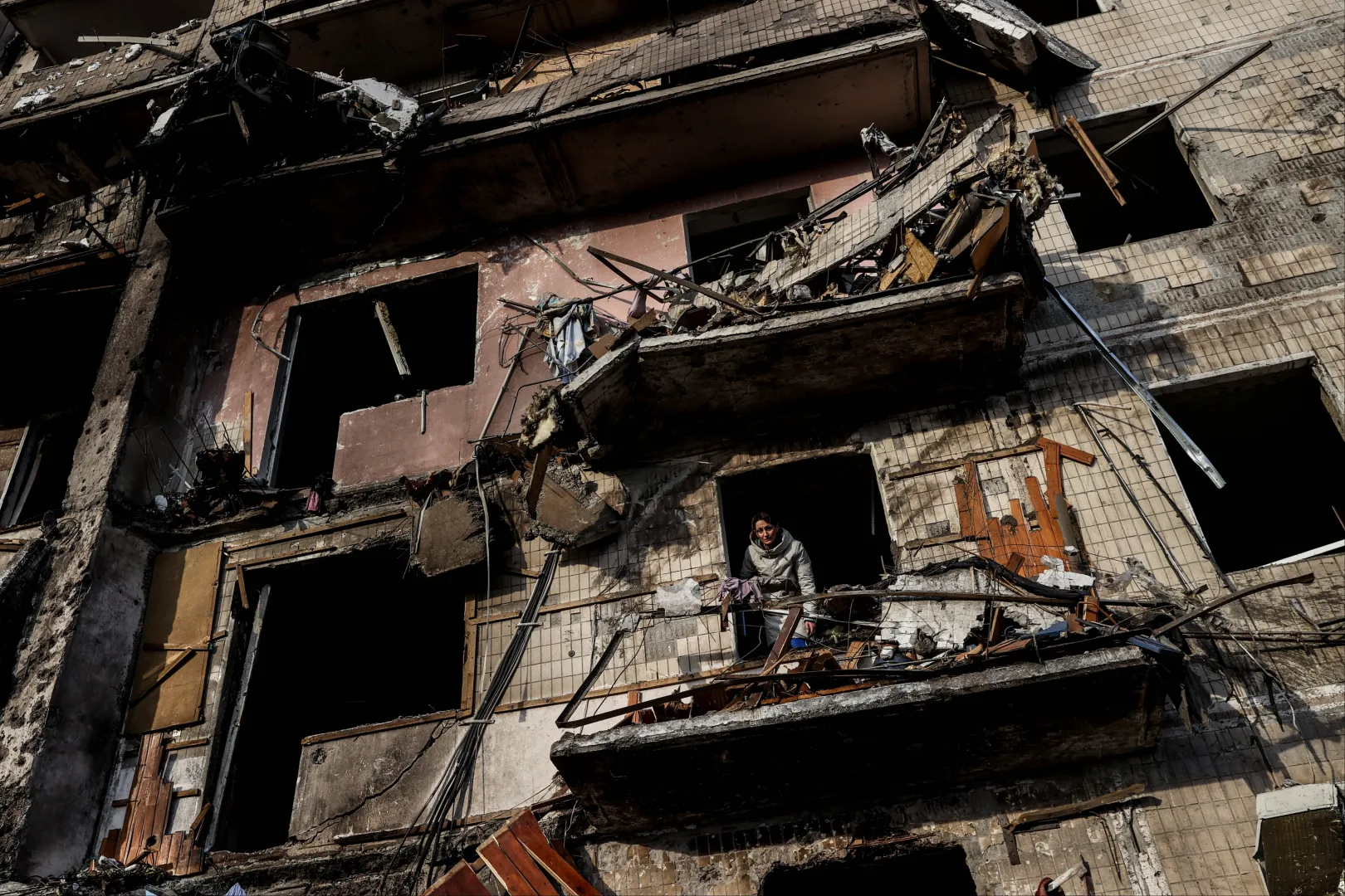A harcokban megsérült lakóépület Kijevben 2022. február 25-én – Fotó: Huszti István / Telex