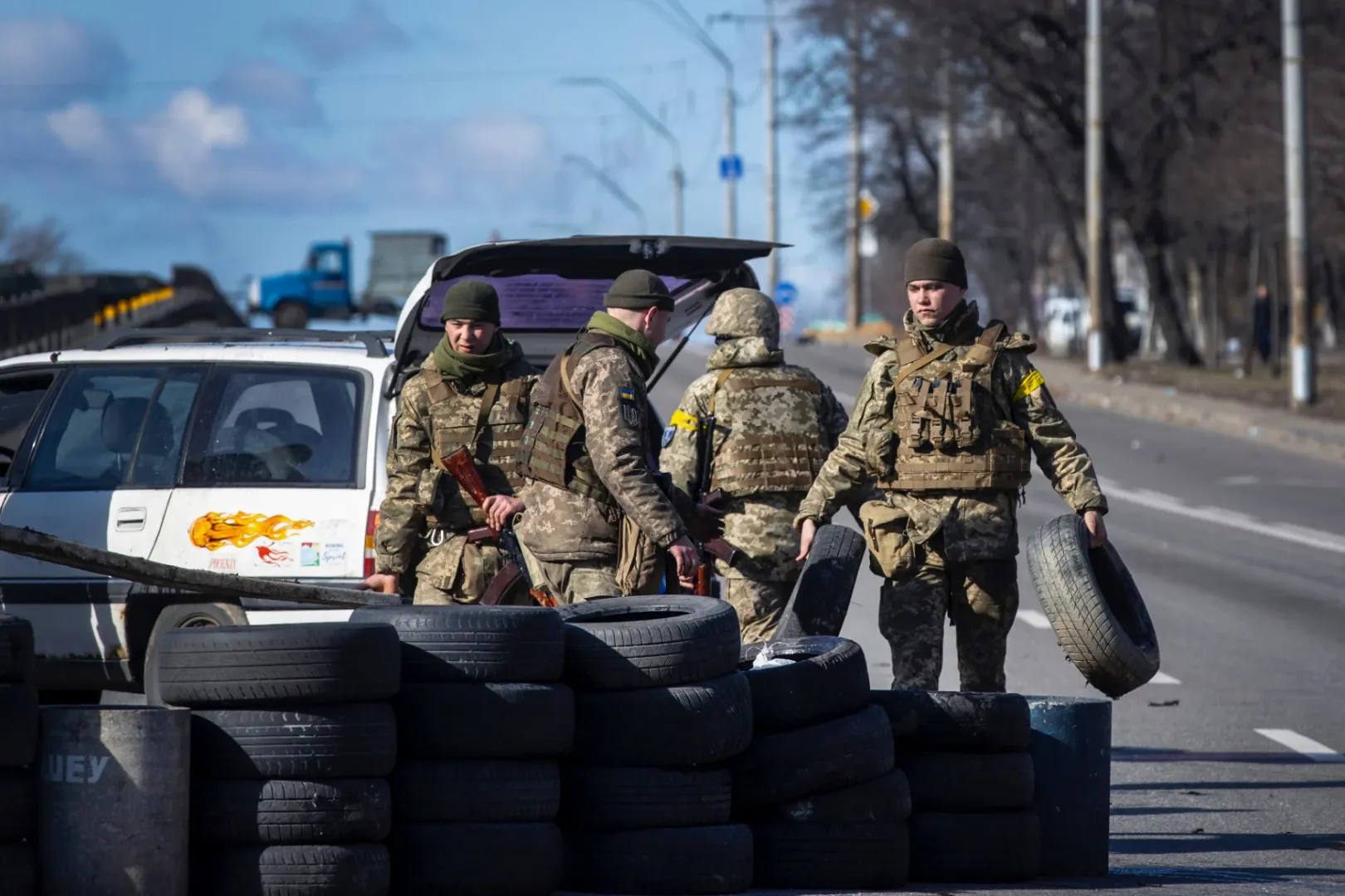 Ukrán katonák barikádokat építenek a Kijevbe vezető utakon 2022. február 27-én – Fotó: Huszti István / Telex