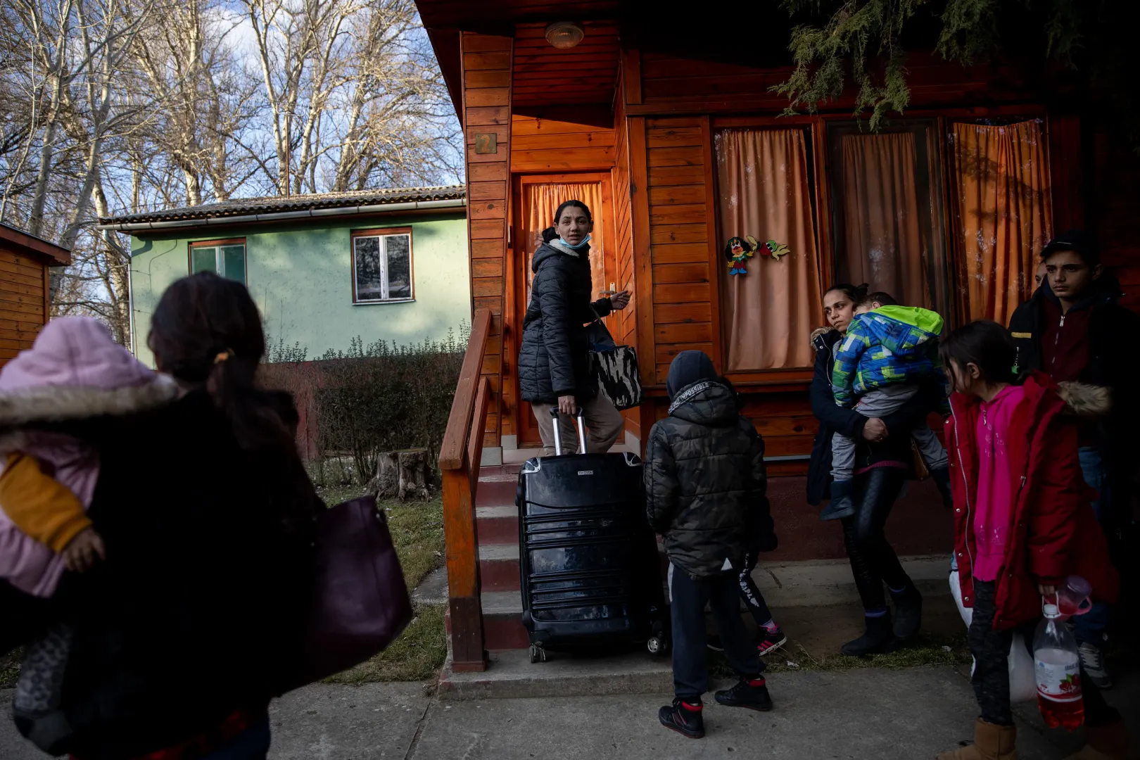 Menekültek érkeznek egy dobrádi üdülőközpontba, ahol ideiglenesen elszállásolják őket 2022. február 28-án – Fotó: Ajpek Orsi / Telex