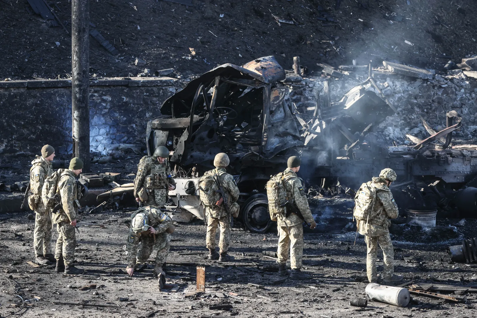 Ukrán katonák az éjszakai orosz támadás után Kijevben 2022. február 26-án. – Fotó: Huszti István / Telex