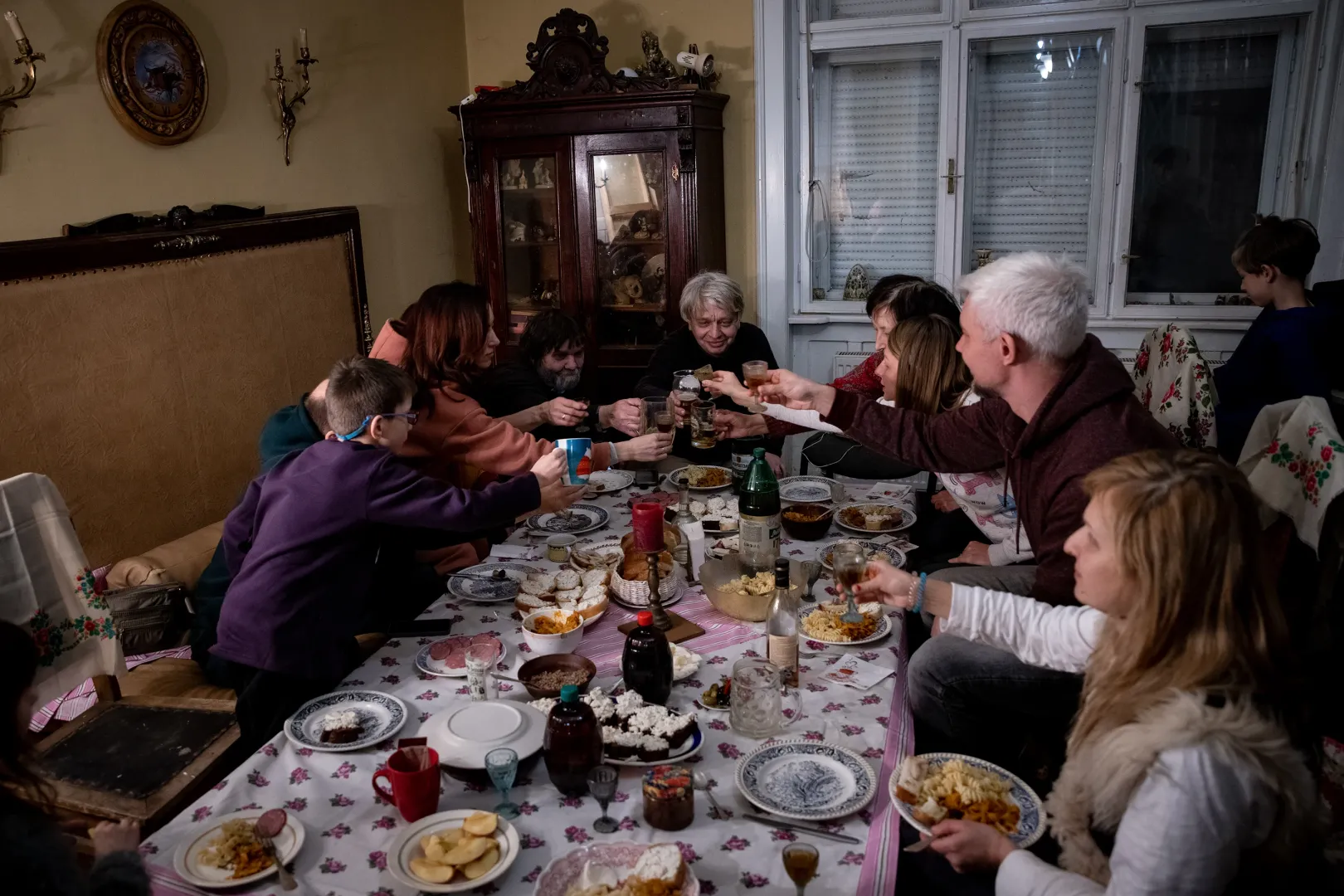 A vacsoraasztal a menekültházban – Fotó: Ajpek Orsi / Telex