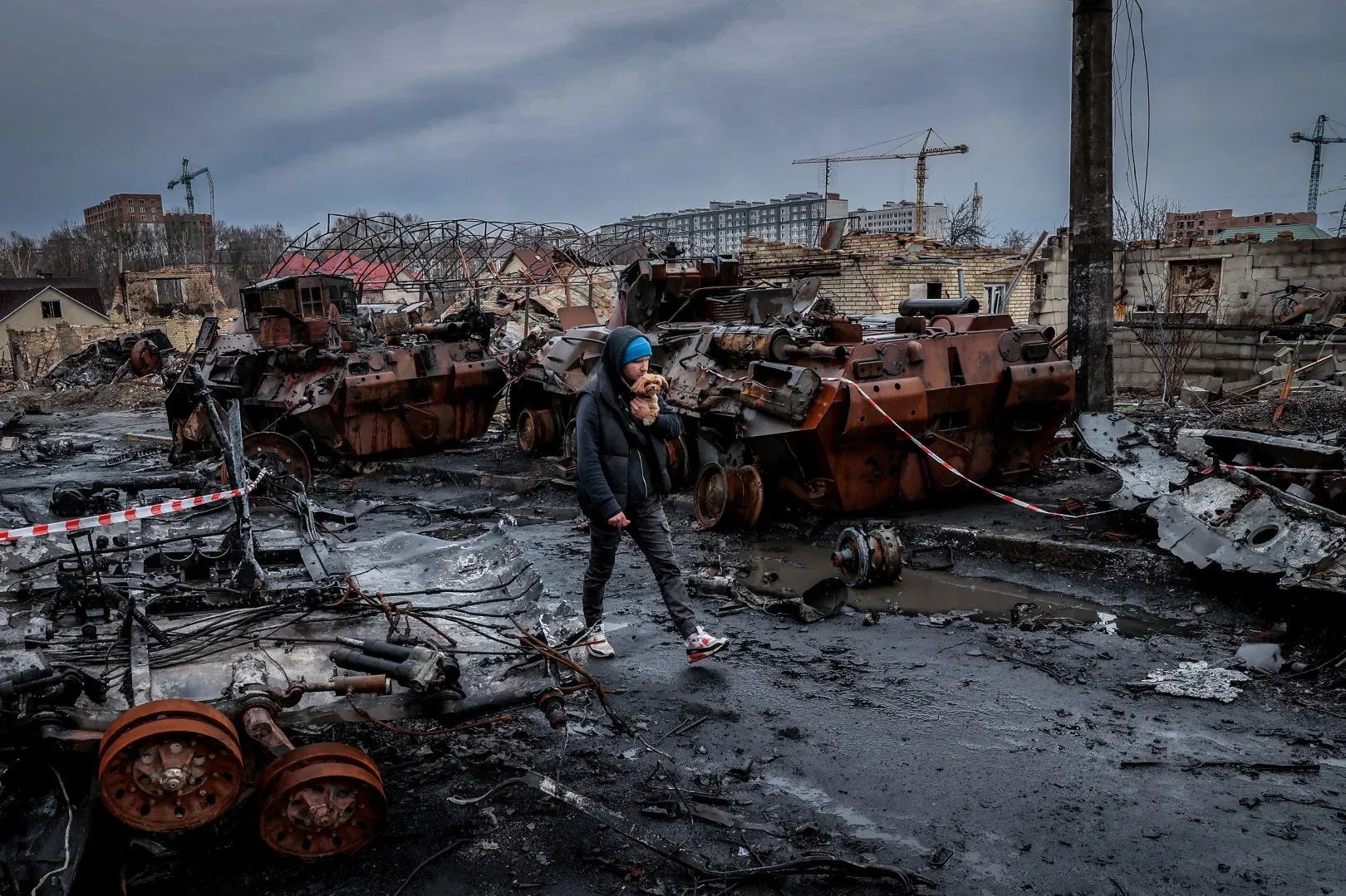 Egy megsemmisült orosz hadoszlop roncsai Bucsában 2022. április 11-én – Fotó: Huszti István / Telex