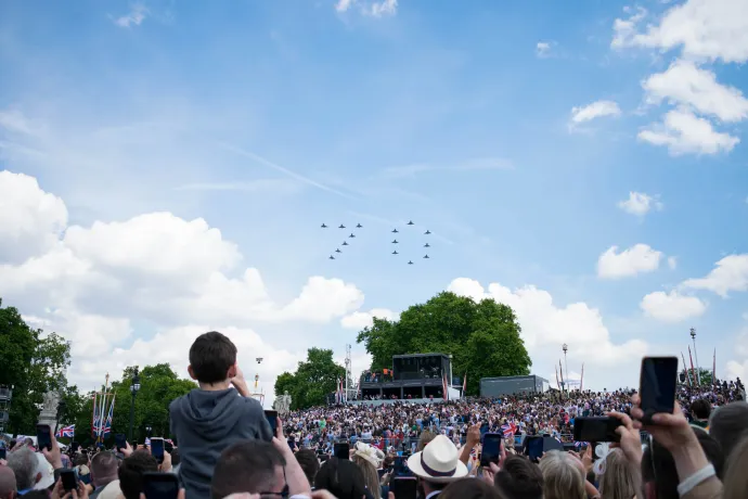 A közönség a Buckingham-palota előtti térről nézi, ahogy Typhoon vadászbombázók 70-es számot formálva repülnek a légiparádén – Fotó: Dömötör Bálint / Telex