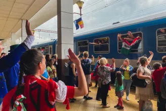 Két év kihagyás után újra a kolozsvári állomáson fogadták a Boldogasszony Zarándokvonat utasait (videó)