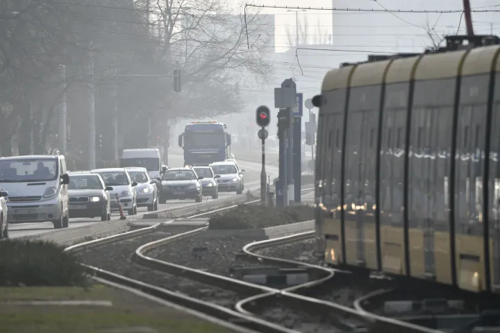 Járművek haladnak az óbudai Vörösvári úton szmogriadó ideje alatt 2020 januárjában – Fotó: Szigetváry Zsolt / MTI