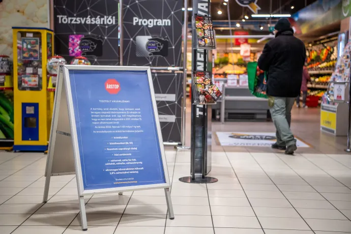 Az élelmiszerárstopról tájékoztató tábla a fővárosi Corvin Plazában található Príma üzlet bejáratában 2022. február 1-jén – Fotó: Balogh Zoltán / MTI