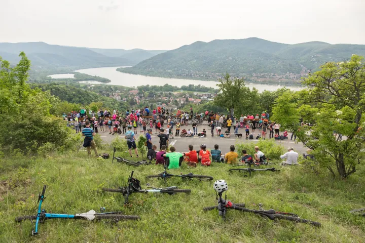 Nézők a Giro első szakaszán a visegrádi várhoz vezető út mellett 2022. május 8-án – Fotó: Németh Sz. Péter / Telex