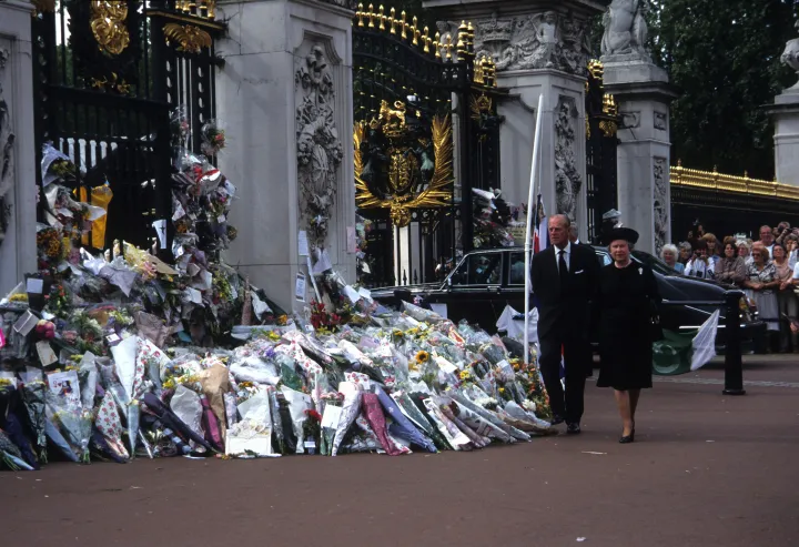 II. Erzsébet és Fülöp herceg Diana hercegnő temetésének napján 1997. szeptember 6-án a Buckingham-palota előtt – Fotó: John Shelley Collection / Avalon / Getty Images