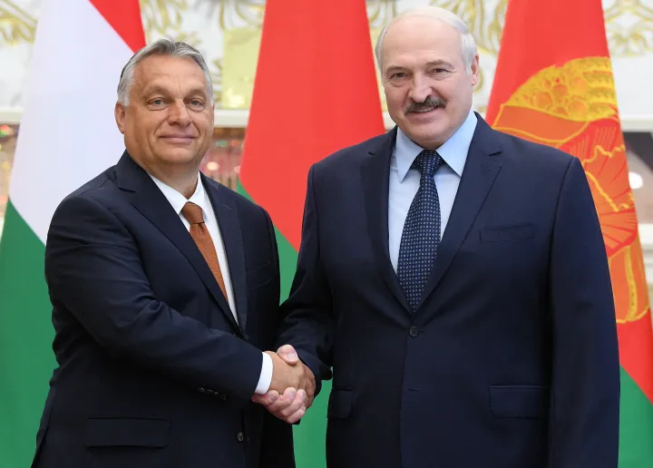 Alekszandr Lukasenko kezet fog Orbán Viktorral Minszkben, 2020. május 6-án – Fotó: Viktor Tolochko / Sputnik via AFP