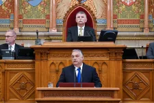 1,5 millióról 3,5 millióra emelnék Orbán Viktor fizetését