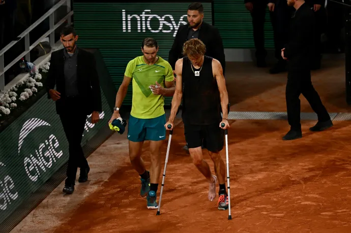 Rafael Nadal és Alexander Zverev, miután mankóval visszajött a pályára – Fotó: Anne-Christine Poujoulat / AFP