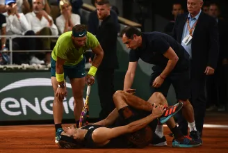 Zverev bokája aláfordult, kerekesszékben vitték le a pályáról a Nadal elleni elődöntőben