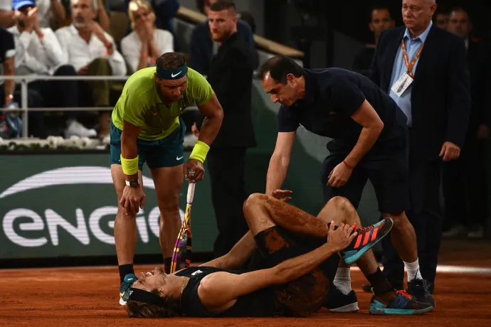 Zverev bokája aláfordult, kerekesszékben vitték le a pályáról a Nadal elleni elődöntőben