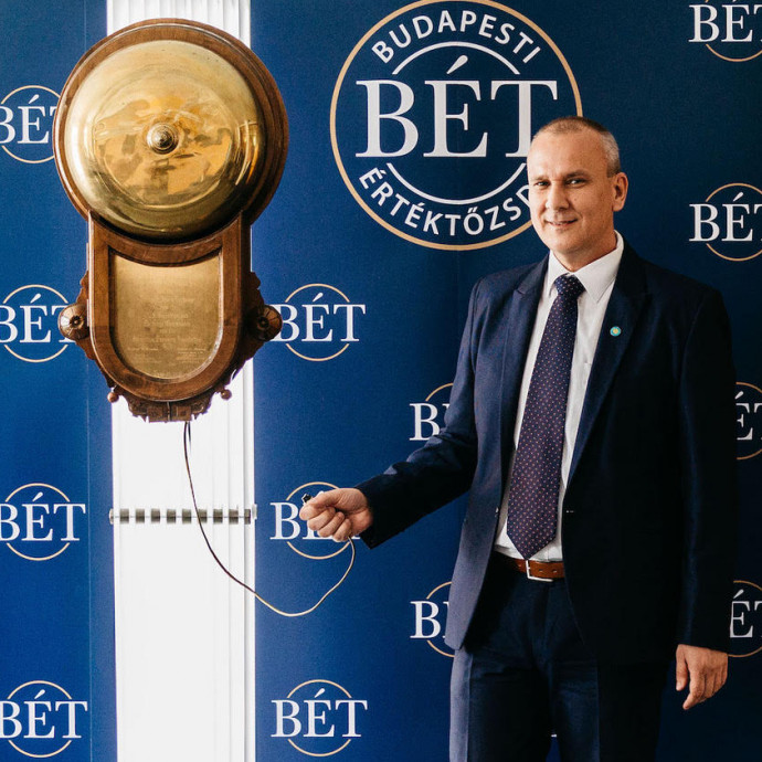 Mindenki legyintett, hogy ez a napelemes dolog csak András egyik hülyesége, de tízmilliárdos céget épített belőle