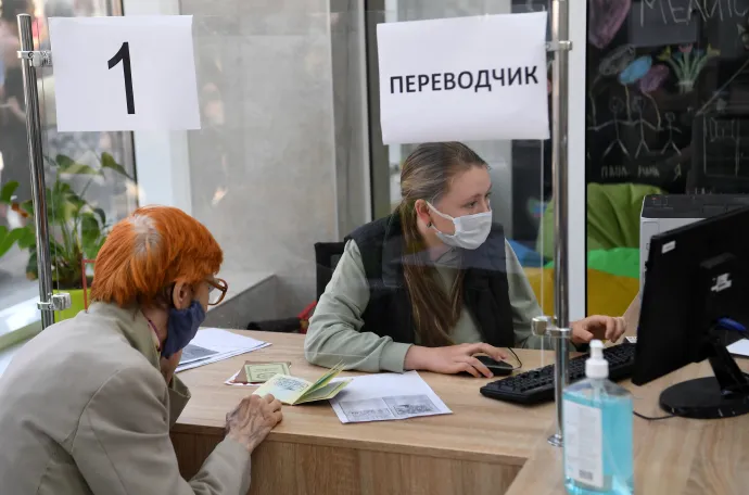Egy melitopoli nő az Orosz Föderáció Szövetségi Migrációs Szolgálatának helyi irodájában. Itt kezdődik az orosz állampolgárság megszerzésének adminisztrációja – Fotó: Ria Novosti / Sputnik / AFP