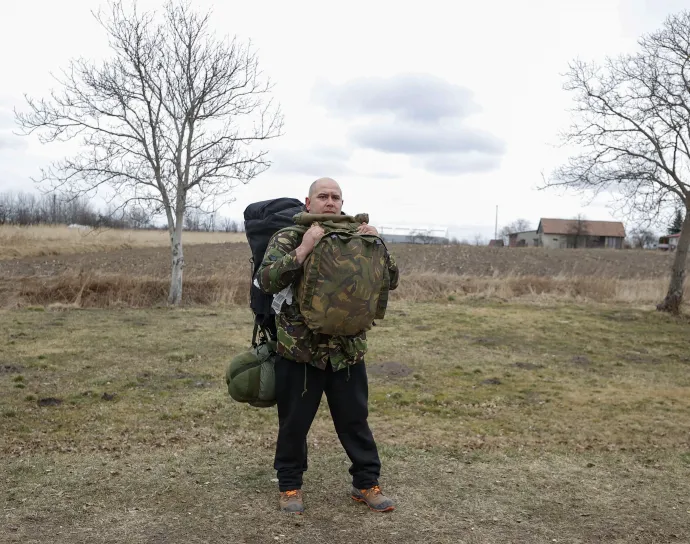 Külföldi önkéntes érkezett harcolni Ukrajnában Lengyelország felől 2022. március 5-én – Fotó: ABDULHAMID HOÅŸBAÅŸ / Anadolu Agency / Anadolu Agency via AFP