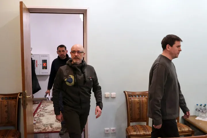 Olekszij Reznyikov ukrán védelmi miniszter és Mihajlo Podoljak elnöki tanácsadó érkezik a később megszakadó orosz-ukrán tárgyalásokra 2022. március 3-án – Fotó: Maxim Guchek / Belta / AFP
