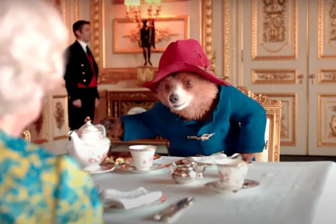 A királynővel teázott Paddington maci a platinajubileumi buli titkos díszvendégeként