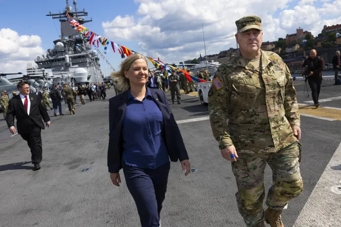 Magdalena Andersson svéd miniszterelnök és Mark Milley, az amerikai vezérkari főnökök egyesített bizottságának elnöke Stockholmban, a háttérben a USS Kearsarge 2022. június 4-én – Fotó: Fredrik Persson / TT News Agency / AFP