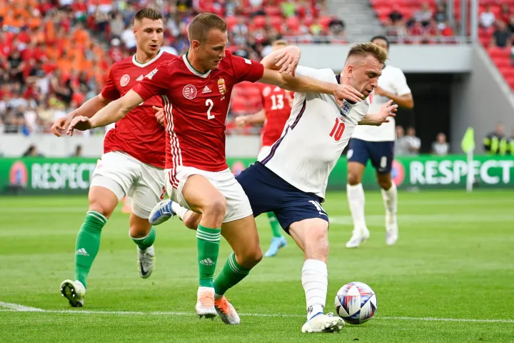 LangÁdám (b) és az angol Jarrod Bowen – Fotó: Koszticsák Szilárd / MTI