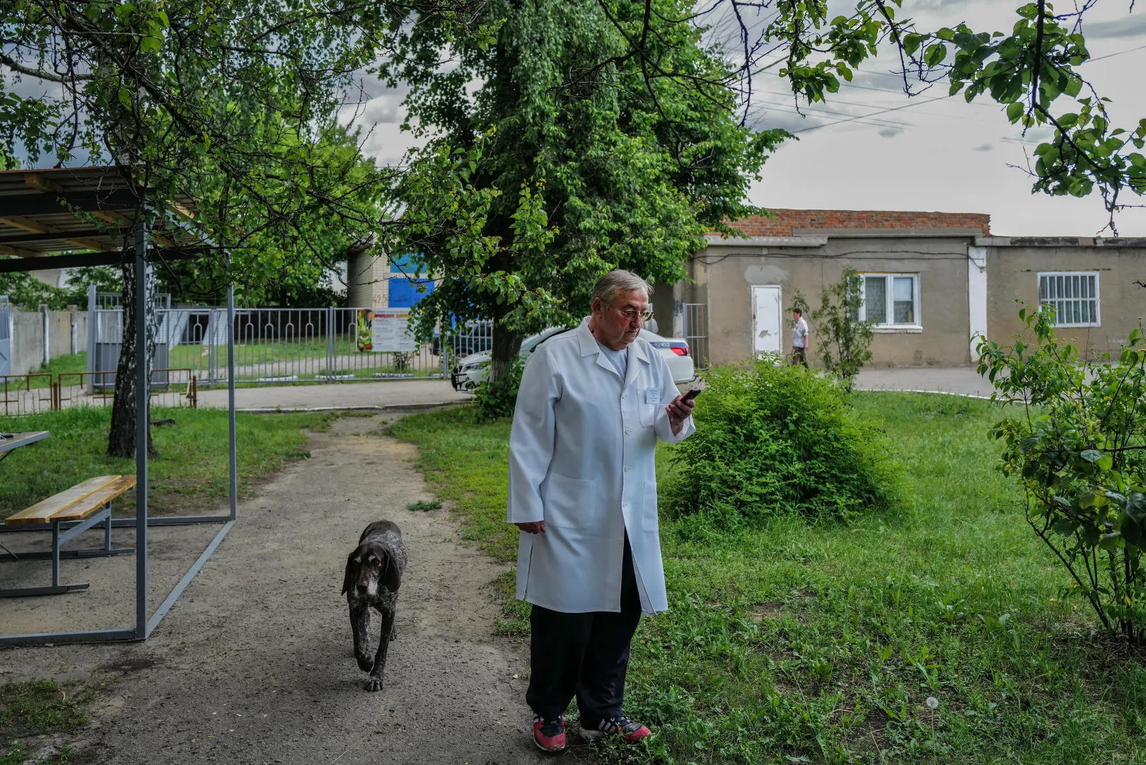 Vjacseszlav Gruska főorvos, aki sok munkatársával együtt az Ukrajna elleni oroz invázió első napjától kezdve folyamatosan a kórházban van – Fotó: Huszti István / Telex