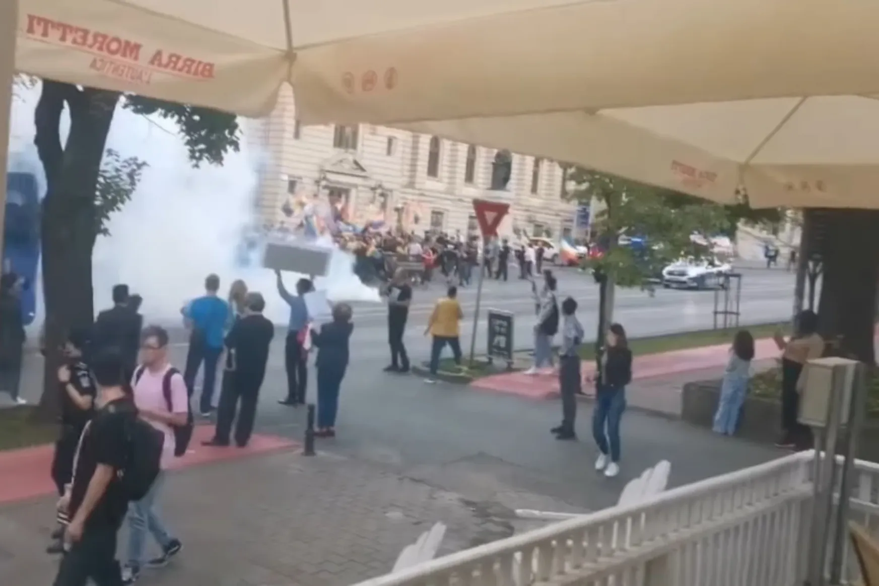 Tojással és füstbombával támadtak az ellentüntetők a Iaşi Pride résztvevőire