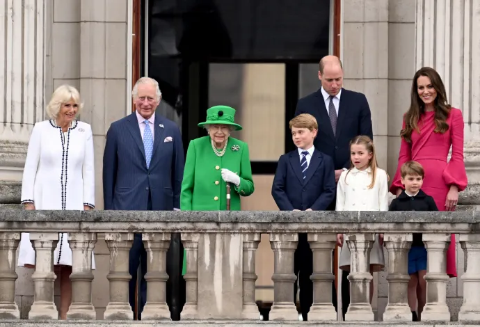 II. Erzsébet és a királyi család a Buckingham-palota erkélyén – Fotó: Frank Augstein / Pool via Reuters