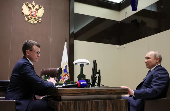 Vlagyimir Putyin orosz elnök interjút ad Pavel Zarubinnak, a Rosszija-1 újságírójának – Fotó: Sputnik / Reuters