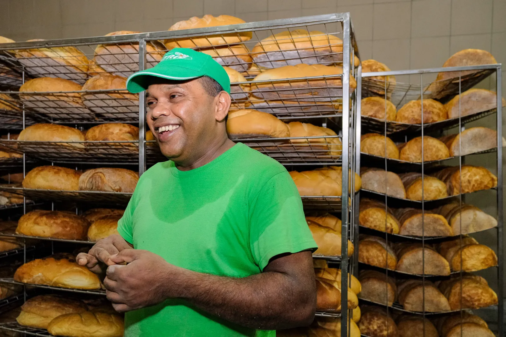 Mahinda, az első Srí Lanka-i pék, aki 2020 januárjában Ditróba érkezett – Fotó: Márkos Tamás/Transtelex