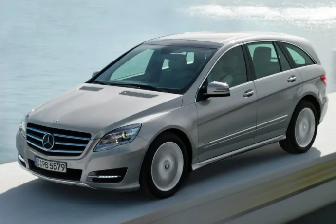 Egymillió autót hív vissza világszerte a Mercedes, fékproblémák miatt