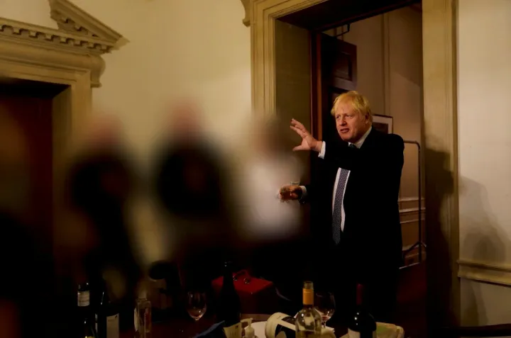 Boris Johnson az egyik Downing Streeten rendezett összejövetelen – Fotó: Sue Gray Report / Gov.uk / Reuters