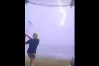 Egyéves videót kapott fel az internet, amin egy villám belecsap egy golflabdába