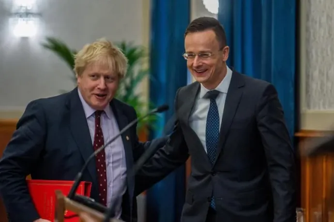 Balra Boris Johnson brit miniszterelnök, jobbra Szijjártó Péter külgazdasági és külügyminiszter – Fotó: Szijjártó Péter Facebook-oldala