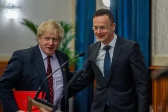 Szijjártó Péter közös fotóval gratulált Boris Johnsonnak a Facebookon