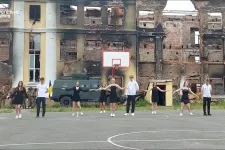 A szétlőtt iskola előtt táncolta el szalagavatós keringőjét egy harkivi végzős osztály