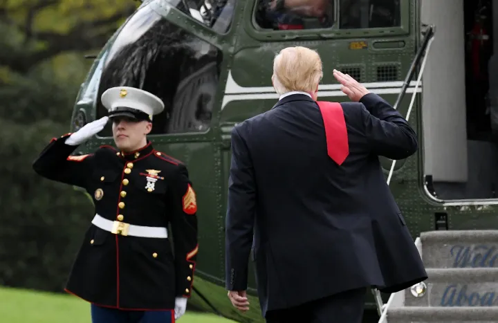 Donald Trump felszáll az elnöki helikopterre 2018. április 28-án, amikor elindul a Make America Great Again című nagygyűlésre – Fotó: Olivier Douliery / AFP