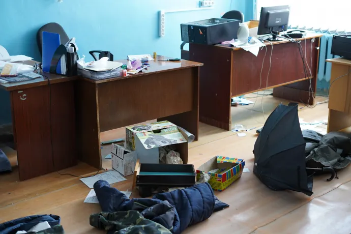 Megrongált műszerek, felforgatott irodák és ottfelejtett szerszámok az erőműből kivonuló orosz csapatok után – Fotó: Anadolu Agency / AFP