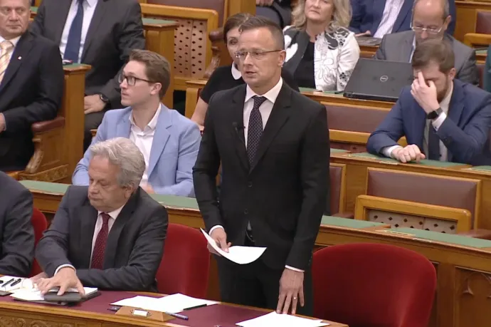 Hétfőn még lehazugozta az ukrán politikusokat, kedden már elítélte az orosz agressziót Szijjártó Péter