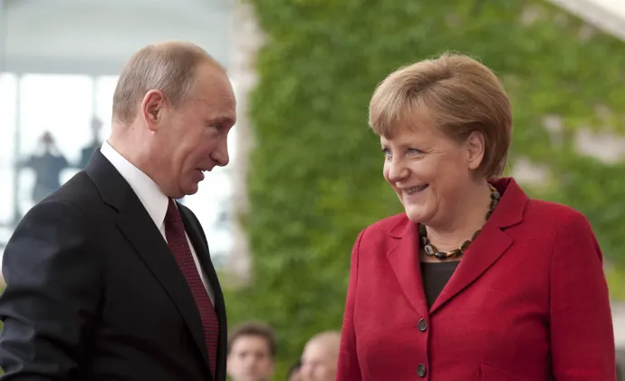 Vlagyimir Putyin és Angela Merkel összenézése Berlinben még 2012-ben – Fotó: Annegret Hilse / Sven Simon / dpa Picture-Alliance via AFP