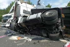 Négyes teherautó-baleset az M7-esen, az egyik jármű felborult, járhatatlan az autópálya