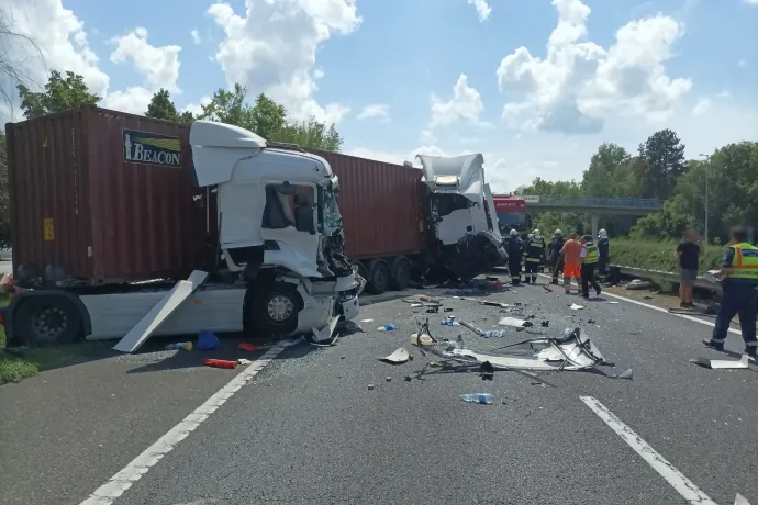 Négyes teherautó-baleset az M7-esen, az egyik jármű felborult, járhatatlan az autópálya